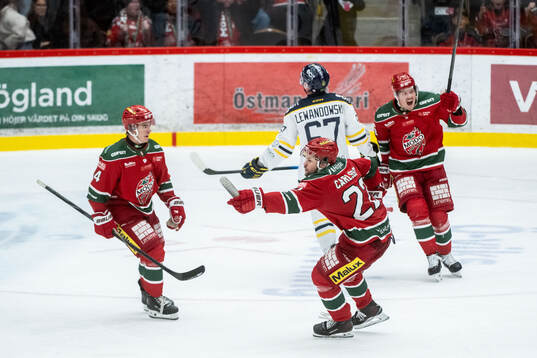 Modos Måns Carlsson jublar