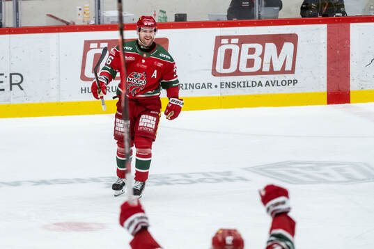 Modos Sebastian Ohlsson jublar