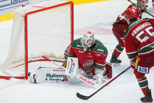 Modos målvakt Adam Werner släpper in 1-1 målet