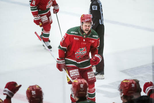 Modos Måns Carlsson jublar