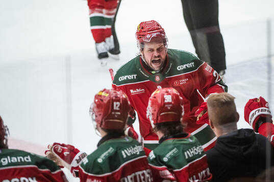 Modos Måns Carlsson jublar
