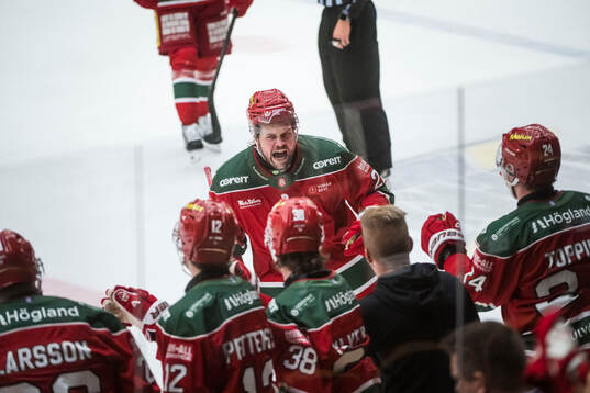 Modos Måns Carlsson jublar
