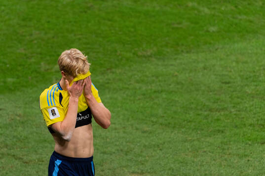 Lucas Bergvall of Sweden looks dejected