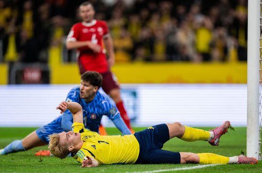 Lucas Bergvall of Sweden looks dejected