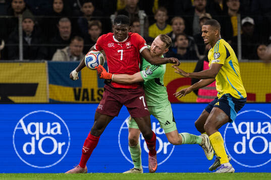 Breel Embolo of Switzerland, goalkeeper Viktor Johansson