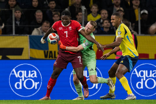Breel Embolo of Switzerland, goalkeeper Viktor Johansson