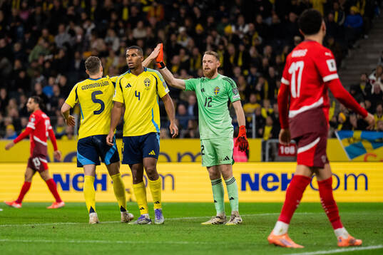 Gabriel Gudmundsson, Isak Hien, and goalkeeper Viktor