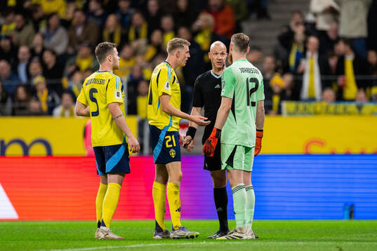 Referee Anthony Taylor, Gabriel Gudmundsson, Alexander