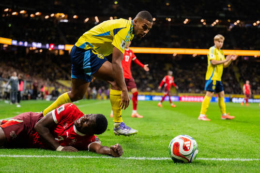 Breel Embolo of Switzerland and Isak Hien of Sweden