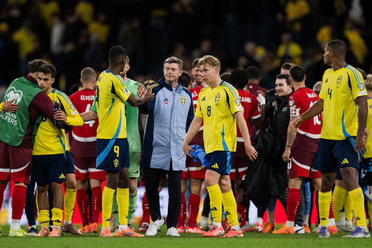 Alexander Isak and head coach Jon Dahl Tomasson of Sweden