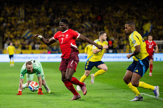 Breel Embolo of Switzerland, goalkeeper Viktor Johansson