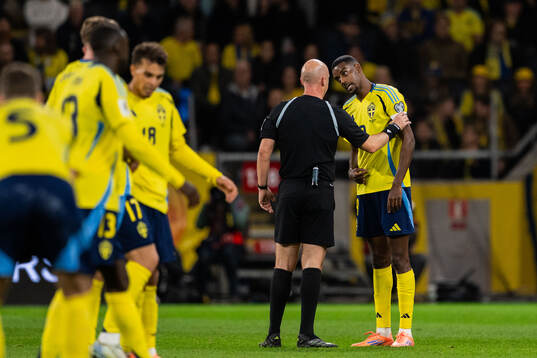 Referee Anthony Taylor and Alexander Isak of Sweden