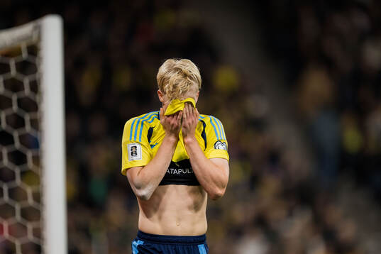 Lucas Bergvall of Sweden looks dejected