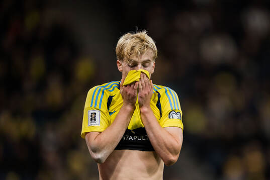 Lucas Bergvall of Sweden looks dejected