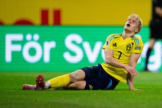Lucas Bergvall of Sweden looks dejected