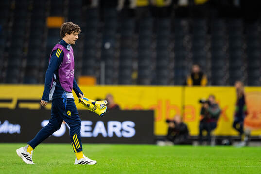 Victor Nilsson Lindelöf of Sweden looks dejected