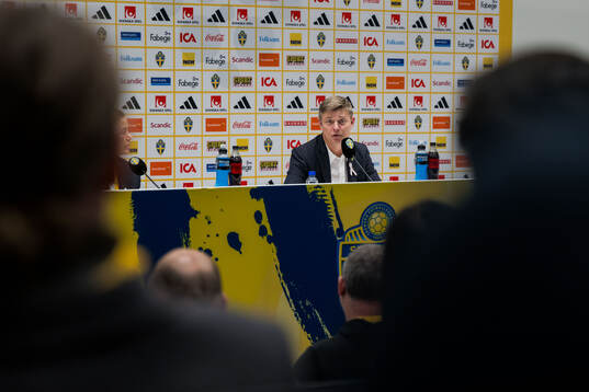 Head coach Jon Dahl Tomasson of Sweden