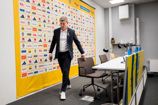 Head coach Jon Dahl Tomasson of Sweden is leaving the press