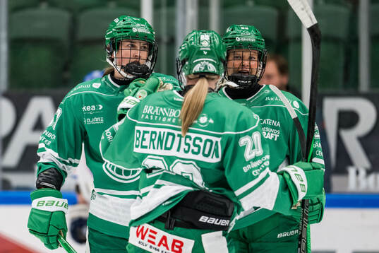 Rögles Johanna Kellander och Johanna Eldebäck jublar