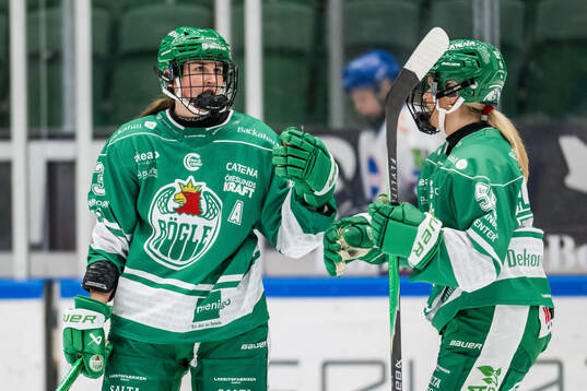 Rögles Johanna Kellander och Johanna Eldebäck jublar