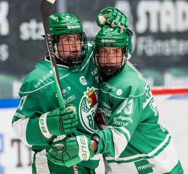 Rögles Sara Boucher och Cassidy Maplethorpe jublar
