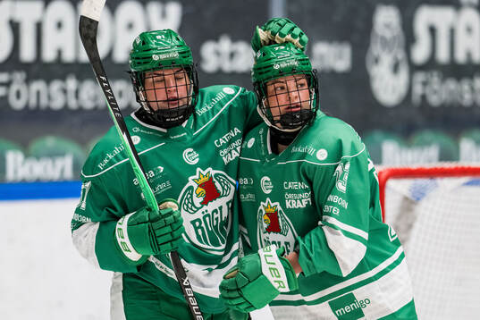 Rögles Sara Boucher och Cassidy Maplethorpe jublar