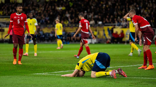 Lucas Bergvall of Sweden looks dejected