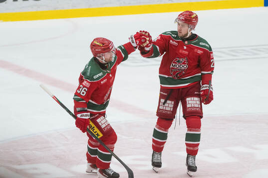 Modos Sebastian Ohlsson och Kyle Topping jublar efter3-1