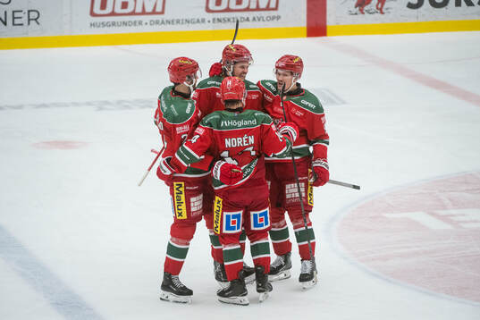 Modos Måns Carlsson jublar med lagkamraterna