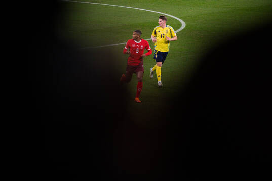 Manuel Akanji of Switzerland and Viktor Gyökeres of Sweden