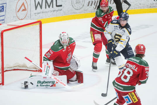 Modos målvakt Adam Werner och Södertäljes Carter Ashton