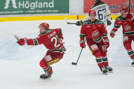 Modos Måns Carlsson jublar