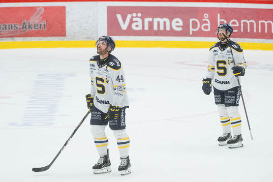 Södertäljes Niklas Arell och Hampus Harlestam deppar