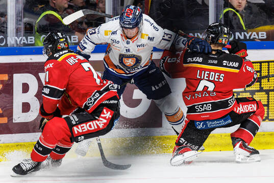 Växjös Dylan Mclaughlin mot Luleås Jakob Ihs-Wozniak och