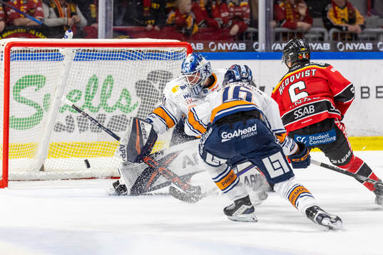 Luleås Isac Hedqvist och Växjös målvakt Adam Åhman