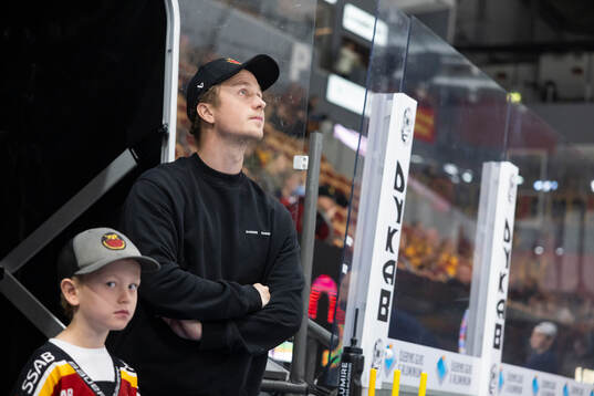 Luleås skadade spelare Jonas Berglund med son