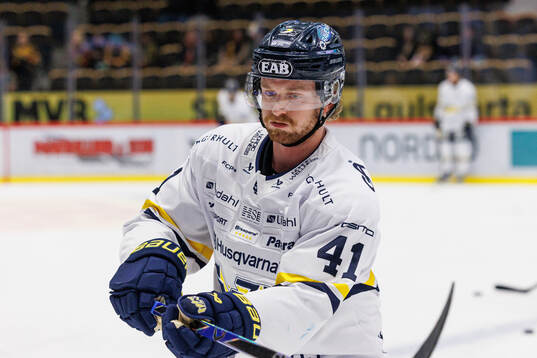 HV71s Riley Woods