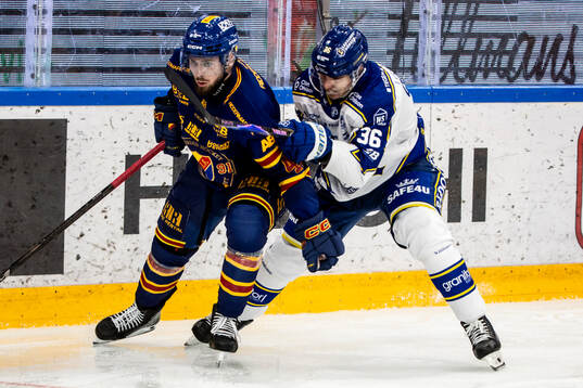 Djurgårdens Albin Grewe och Leksands Stefan Milosevic