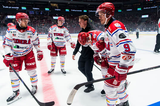 Timrås Sebastian Hartmann lämnar isen