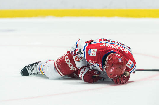 Timrås Sebastian Hartmann lämnar planen