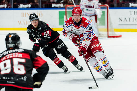 Timrås Anton Heikkinen och Malmö Redhawks Lauri Pajuniemi