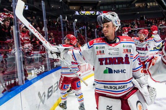 Timrås målvakt Jacob Johansson jublar