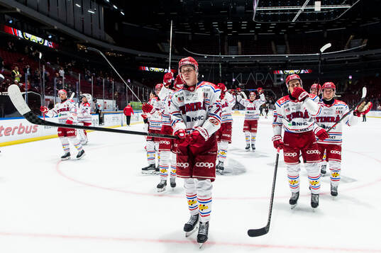 Timrås Erik Walli Walterholm och spelare jublar