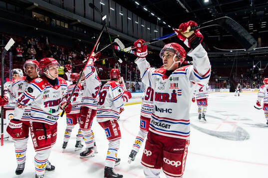 Timrås Linus Eriksson och spelare jublar