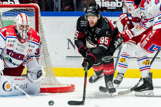 Malmö Redhawks Carl Persson och Timrås målvakt Jacob