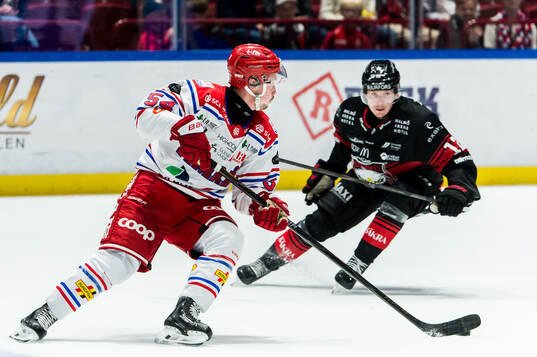 Timrås Jonathan Dahlén på väg att sätta 1-2