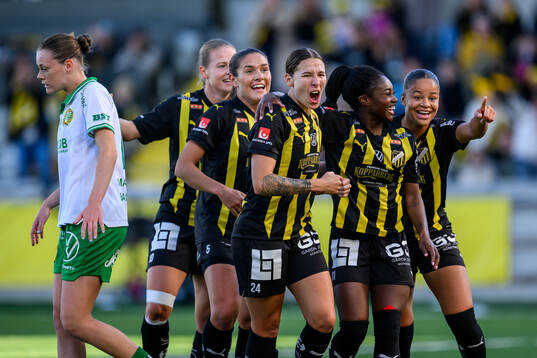 Häckens Tabby Tindell jublar