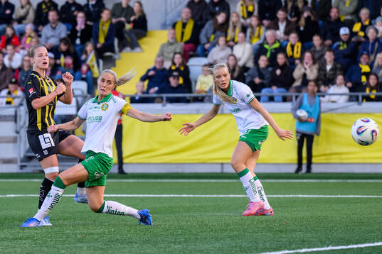 Häckens Anna Anvegård och Hammarbys Emilie Bragstad vid
