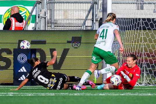 Hammarbys målvakt Melina Loeck och Julie Blakstad mot