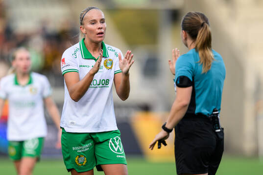 Hammarbys Emilie Joramo reagerar mot Domare Hanna Laajanen